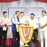 ಸಾರ್ವಜನಿಕ ಸ್ಥಳದಲ್ಲಿ ಮಾರಕಾಸ್ತ್ರ ಪ್ರದರ್ಶನ, ಪೊಲೀಸರನ್ನು ಕಂಡು ಪರಾರಿಯಾದ ಆರೋಪಿಗಳು (Demononstration of weapons in the public place, accused escaped after seeing the police)