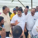 ಎಲ್ಲೂರು : ಮನೆ ಮೇಲೆ ಮರ ಬಿದ್ದು ಲಕ್ಷಾಂತರ ರೂಪಾಯಿ ನಷ್ಟ (Yelluru : Lakhs of rupees loss, as a tree fell on the house)