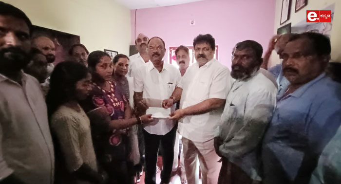ಗಂಗೊಳ್ಳಿ : ಮೀನುಗಾರಿಕೆ ತೆರಳಿದ್ದ ದೋಣಿ ಮುಗುಚಿ ಮೂವರು ನಾಪತ್ತೆ, ಓರ್ವನ ರಕ್ಷಣೆ (Gangolli: Three missing after fishing boat capsizes, one rescued)