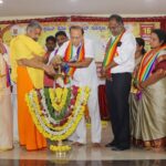 ಪಂಚವರ್ಣ ರಾಜ್ಯೋತ್ಸವ ಪ್ರಶಸ್ತಿ ಸ್ವೀಕರಿಸಿದ ಪತ್ರಕರ್ತೆ ವಿಜಯಲಕ್ಷ್ಮೀ ಶಿಬರೂರು (Journalist Vijayalakshmi Shibarur receives Panchavarna Rajyotsava Award)