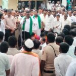 ಚಿಕ್ಕೋಡಿ : ನಿರಂತರ ಲೋಡ್‌ಶೆಡ್ಡಿಂಗ್ ವಿರುದ್ಧ ಹೆಸ್ಕಾಂ ಕಚೇರಿ ಎದುರು ಪ್ರತಿಭಟನೆ (Chikkodi: Protest in front of the HESCOM office against continuous load-shedding.)